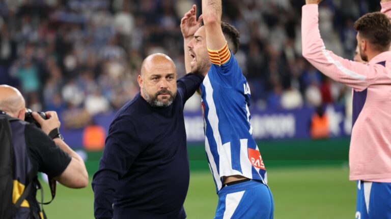 Manolo González le da un gesto de cariño a Edu Expósito después del Espanyol - FC Barcelona