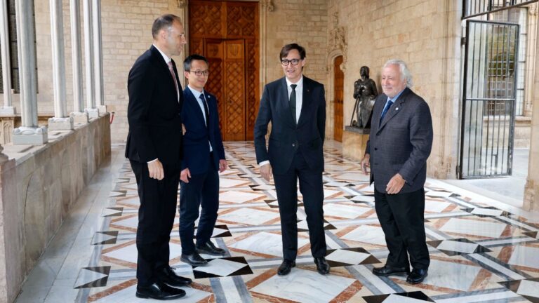 Salvador Illa con Mao Ye en el Palau de la Generalitat