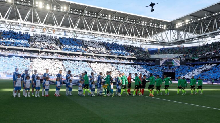 El RCDE Stadium recibió a los jugadores del Espanyol con un mosaico