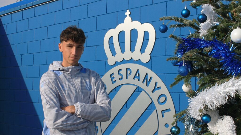 Sander Ballero posa con el árbol de Navidad en la CE Dani Jarque