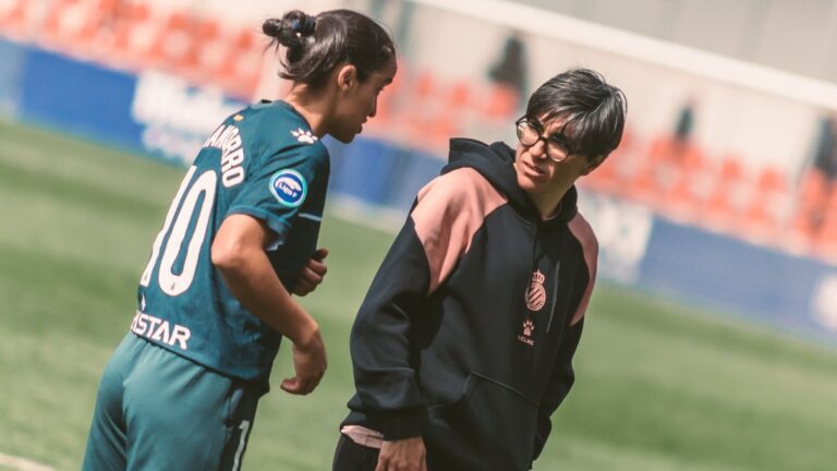 Sara Monforte le da indicaciones a Lice Chamorro en el Atlético de Madrid - Espanyol Femenino
