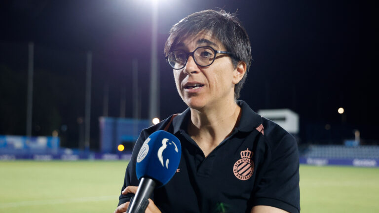 La entrenadora hablando con los medios del club