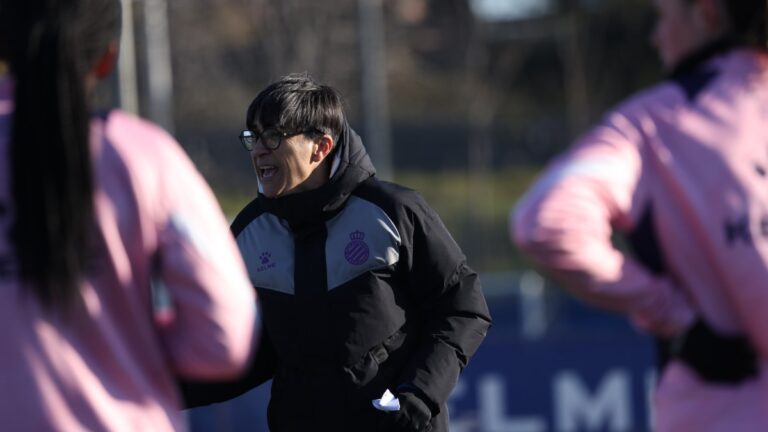 Sara Monforte dirige en la CE Dani Jarque un entrenamiento del Espanyol Femenino