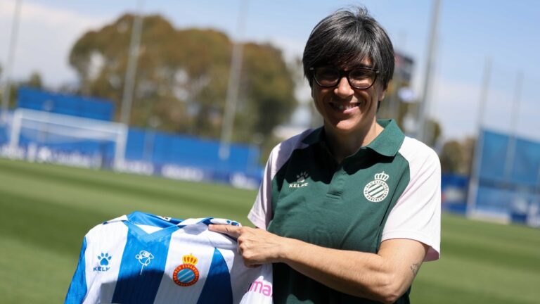 Sara Monforte se muestra feliz enseñando la camiseta del Espanyol Femenino