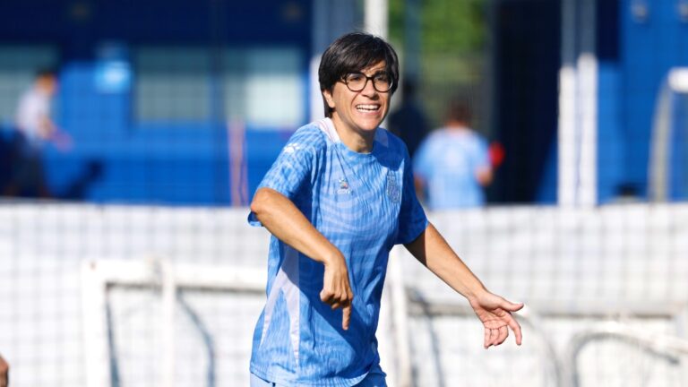 Sara Monforte trabaja con sus jugadoras en la CE Dani Jarque