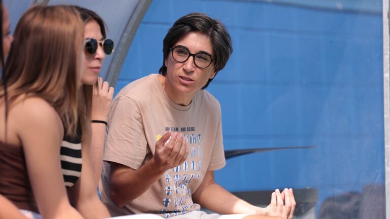Sara Monforte, en el banquillo del campo 1 de la CE Dani Jarque antes de un partido de Liga F