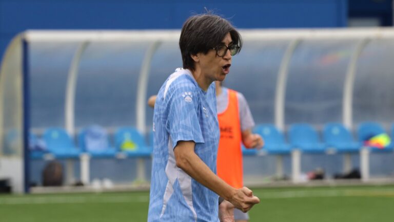 Sara Monforte da indicaciones a sus jugadoras para llegar en las mejores condiciones a Tenerife
