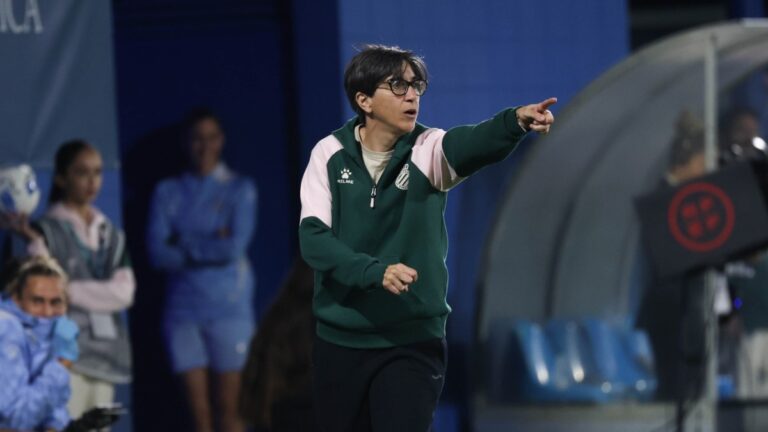 Sara Monforte señala una acción en el Espanyol Femenino - Real Madrid en la CE Dani Jarque