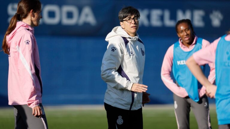 Sara Monforte prepara con sus jugadoras el partido ante el Athletic Club de Bilbao