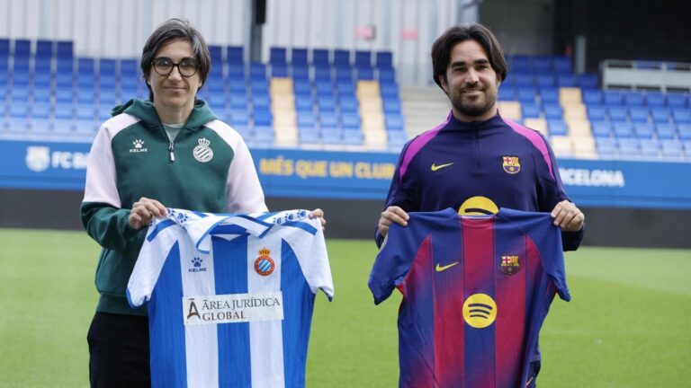 Sara Monforte y Pere Romeu en la tradicional foto de entrenadores antes del derbi