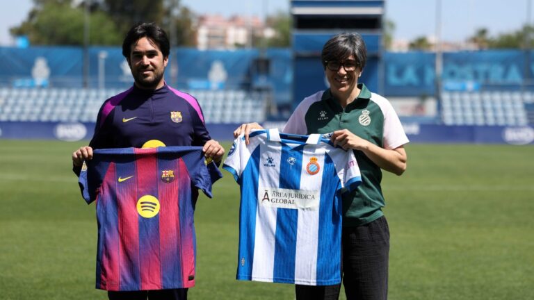 Sara Monforte y Pere Romeu posan con las camisetas del Espanyol Femenino y FC Barcelona en la previa