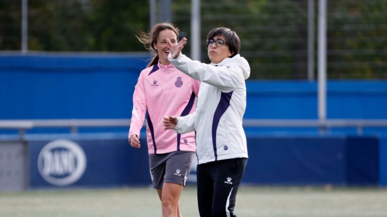 Sara Monforte prepara a sus jugadoras en la CE Dani Jarque