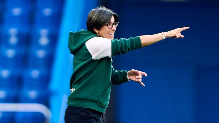 Sara Monforte, en el área técnica de Riazor