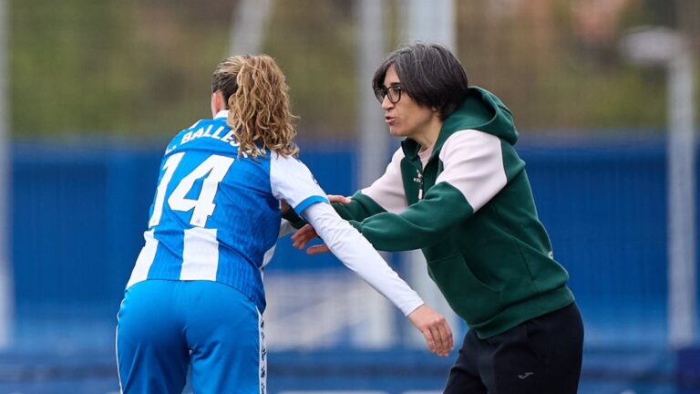 Sara Monforte después de que Laia Ballesté transformara el penalti ante el DUX Logroño