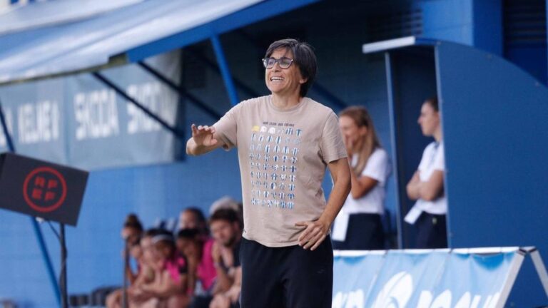 Sara Monforte desvela el secreto del cambio en el Espanyol Femenino Sara Monforte da indicaciones a sus jugadoras en el Espanyol Femenino - Madrid CFF