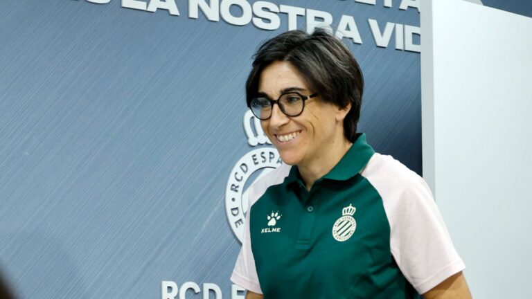 Sara Monforte: «Somos 24 horas para celebrar o pensar» Sara Monforte, sonríe en su llegada a la sala de prensa de la CE Dani Jarque