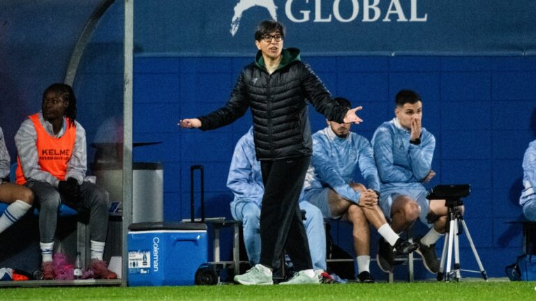 Sara Monforte abre los brazos expresando su descontento con una decisión durante el Espanyol Femenino - SD Eibar