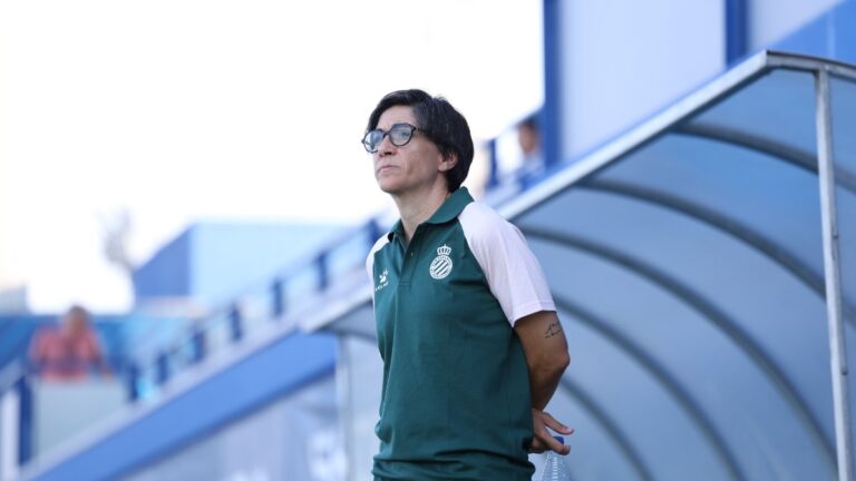 Sara Monforte, muy atenta al calentamiento de sus jugadoras en la CE Dani Jarque