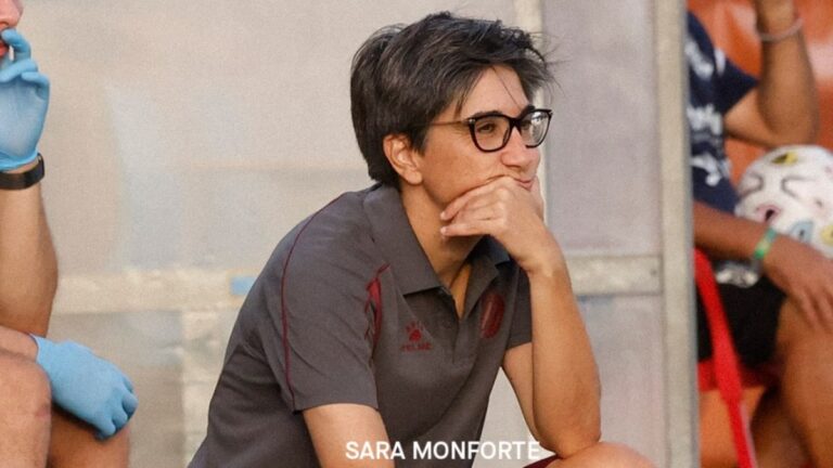 Sara Monforte, muy pendiente de sus jugadoras en el CA Tenerife - Espanyol Femenino