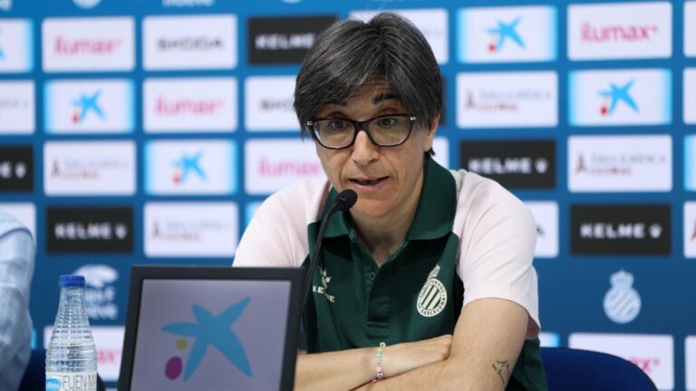 Sara Monforte atiende a los medios de comunicación en la CE Dani Jarque