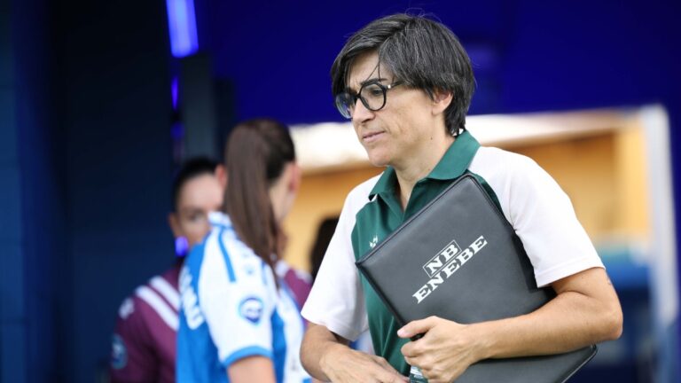 Sara Monforte: «Hemos podido trabajar con más energía y tranquilidad» Sara Monforte, con su carpeta de notas en un amistoso del Espanyol Femenino
