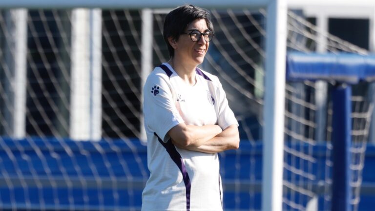 El Espanyol Femenino entrena bajo la atenta mirada de Sara Monforte