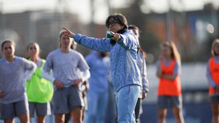 Sara Monforte prepara un patido de Liga F en la CE Dani Jarque