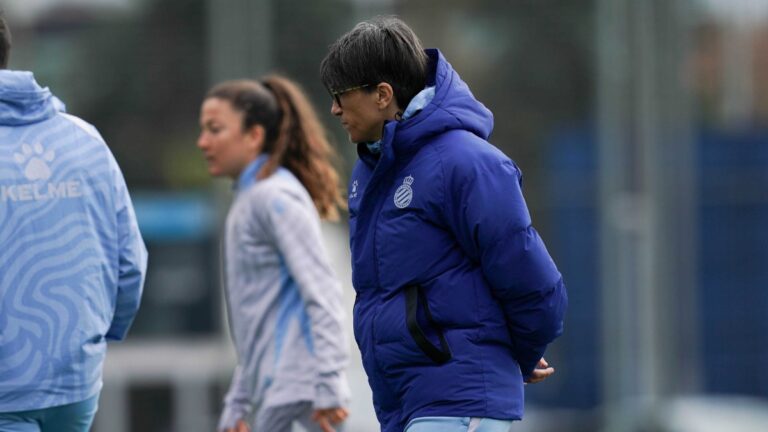 Sara Monforte, muy pendiente de sus jugadoras en un entrenamiento