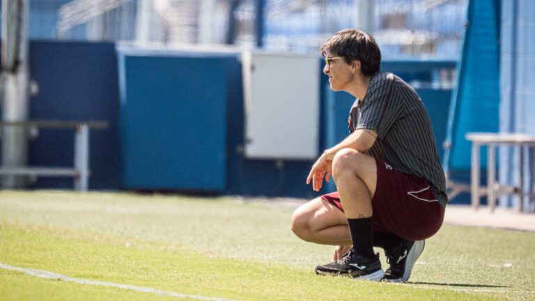 Sara Monforte: «A las jugadoras les resulta atractivo estar en en el Espanyol» Sara Monforte, muy pendiente de sus jugadoras en un amistoso
