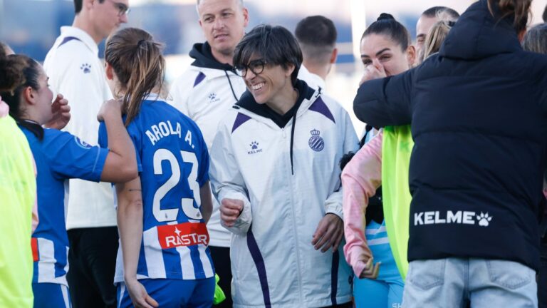 Sara Monforte celebra en el verde los tres puntos ante el Levante Badalona