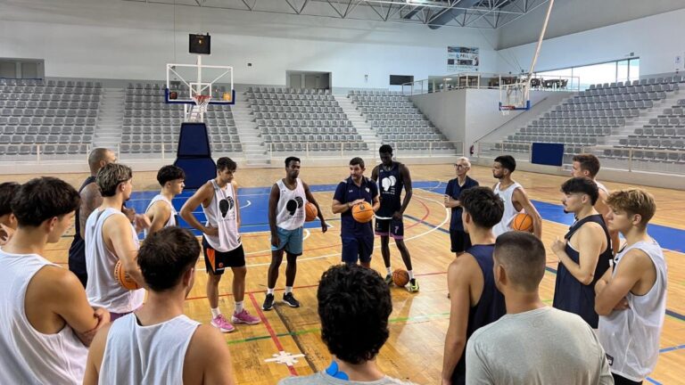 SD Espanyol de baloncesto empieza la temporada con un entrenamiento a puerta abierta SD Espanyol de baloncesto, en un entrenamiento en el Parc Esportiu Llobregat