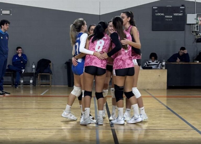 Las jugadoras del equipo Senior A de voleibol de SD Espanyol celebran un set