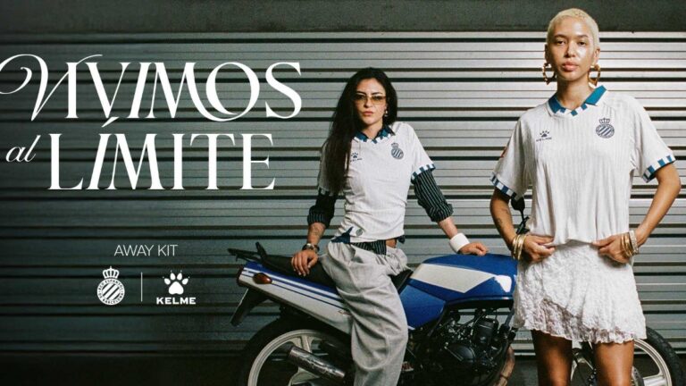 La segunda equipación del Espanyol es un un diseño elegante y sobrio en tono beige con detalles azul navy