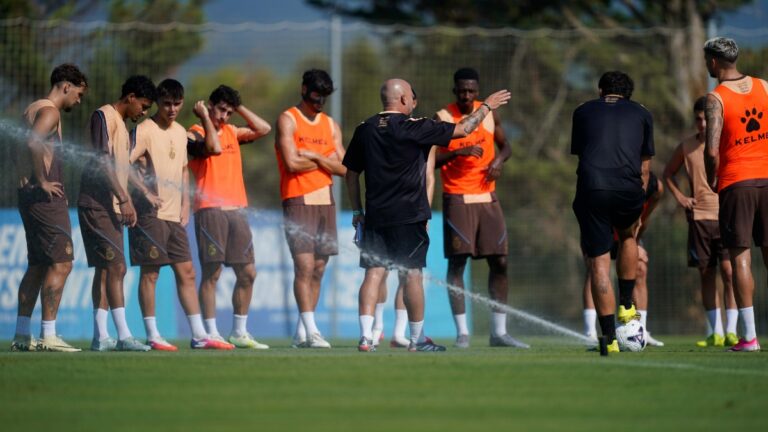 Seis jugadores del Espanyol se quedan sin minutos en Olot Manolo González dirige una sesión de entrenamiento en Torremirona