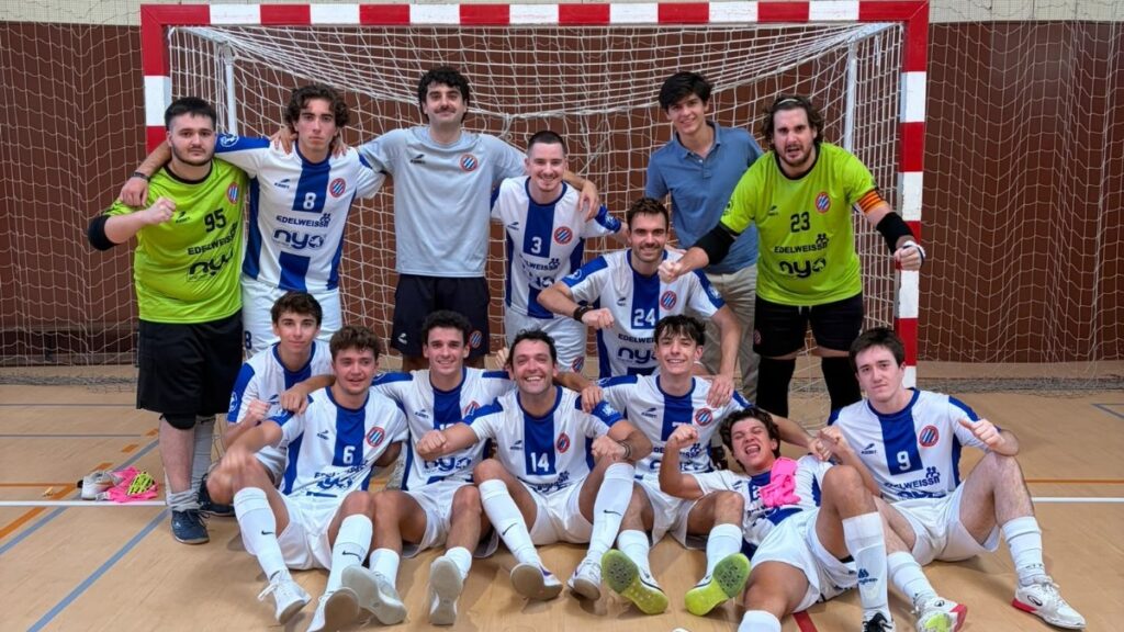 El equipo de fútbol sala de SD Espanyol Sénior B celebra el liderato