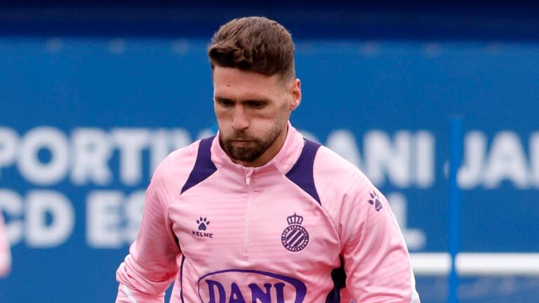 Sergi Gómez es uno más en los entrenamientos para Manolo González