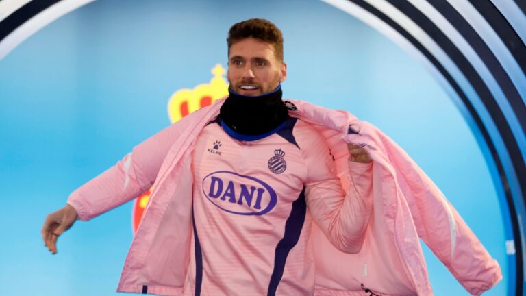 Sergi Gómez se pone el chubasquero antes de salir al RCDE Stadium