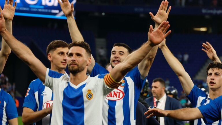 Sergi Gómez luce una camiseta antigua del Espanyol en la celebración de la permanencia