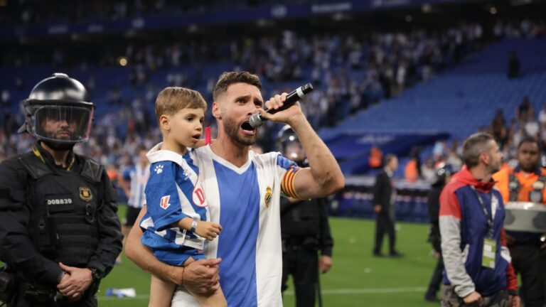 Sergi Gómez no se separó de su hijo en la celebración de la permanencia
