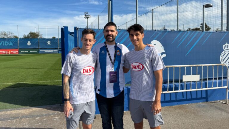 Sergio Millán visita al Espanyol en el avance de su recuperación El Espanyol atiende con cariño a Sergio, uno de los aficionados atropellados en el derbi