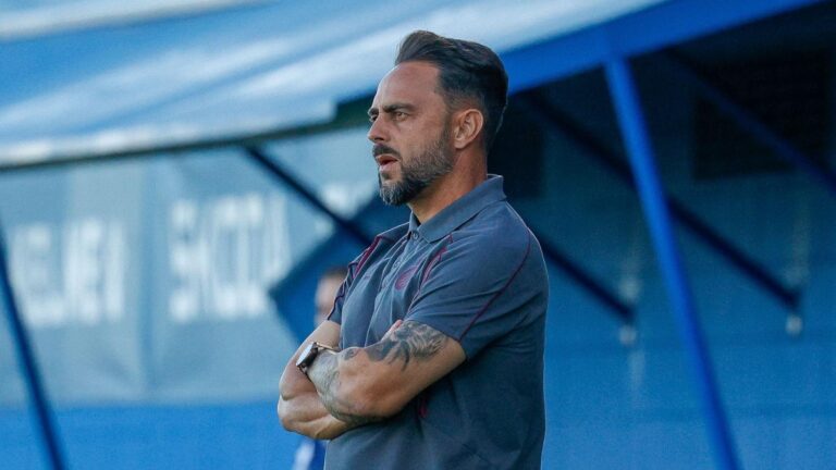 Sergio García, muy pendiente de sus jugadores en el Espanyol B - CF Calamocha