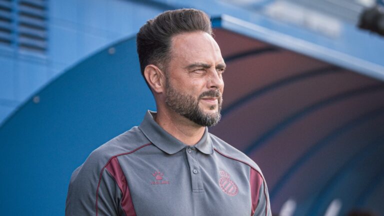 Sergio García: «Son jugadores muy competitivos y cuando se ponen el mono de trabajo también» Sergio García, en el área técnica del campo 1 de la CE Dani Jarque en el amistoso entre el Espanyol B y la UE Sant Andreu