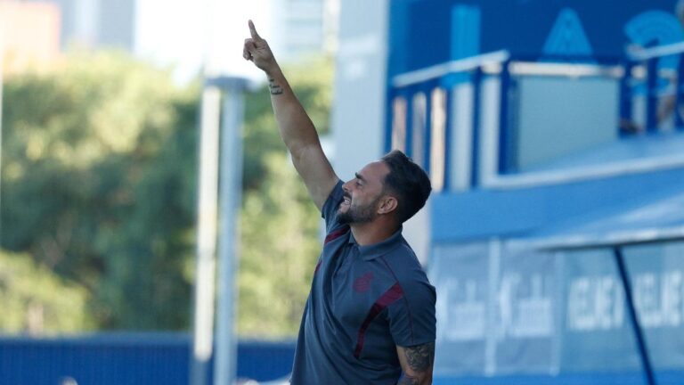 Sergio García habla con sus jugadores desde el área técnica del Campo 1 de la CE Dani Jarque