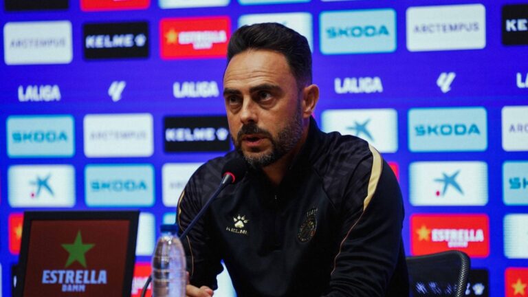 Sergio García atiende a los medios en rueda de prensa en el RCDE Stadium
