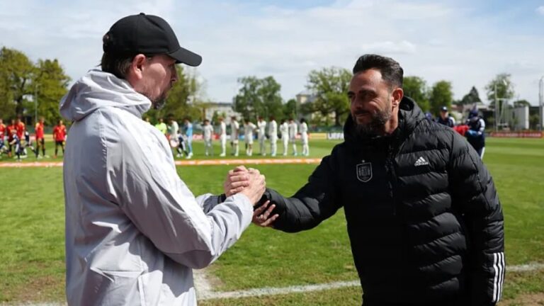 Sergio García se saluda con el técnico de Estonia en el Europeo