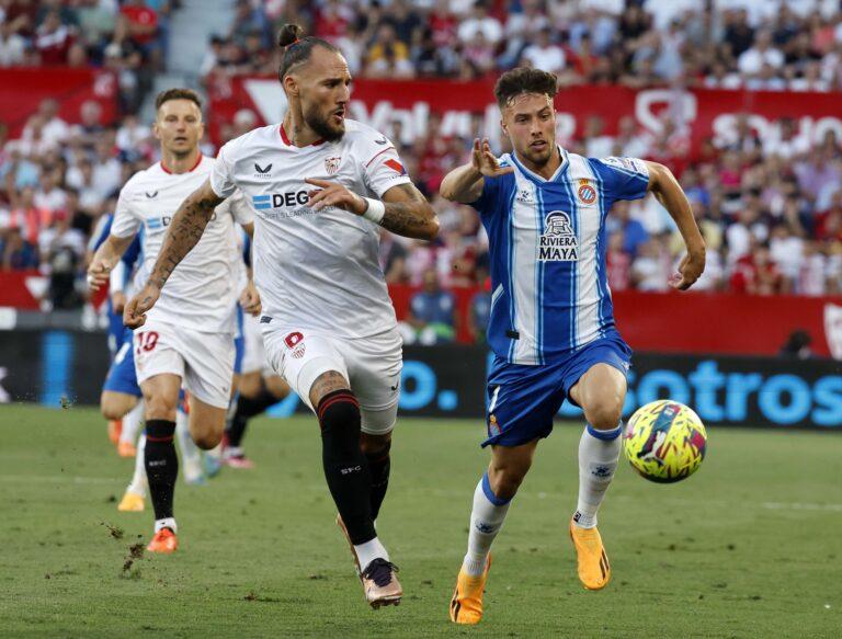 Javi Puado en una disputa con Gudelj.