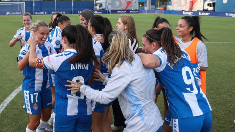 Las de Sara Monforte se muestran felices celebrando la primera victoria de la temporada 2025-26