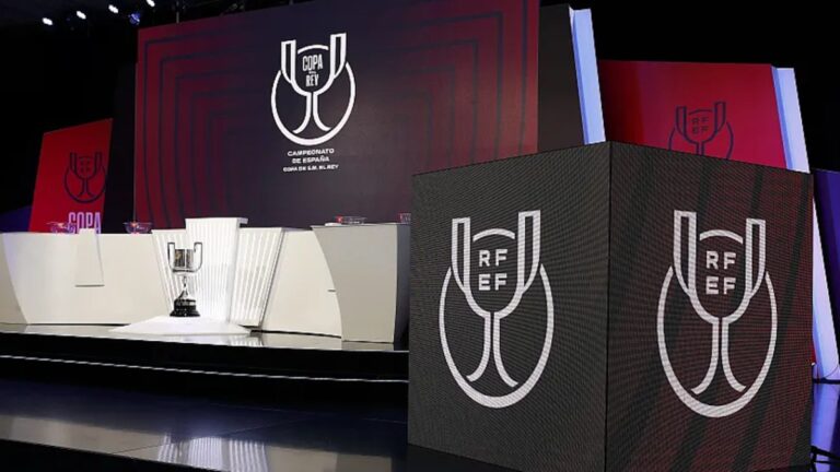 La Copa del Rey, en el centro del salón Luis Aragonés de la Ciudad del Fútbol de Las Rozas