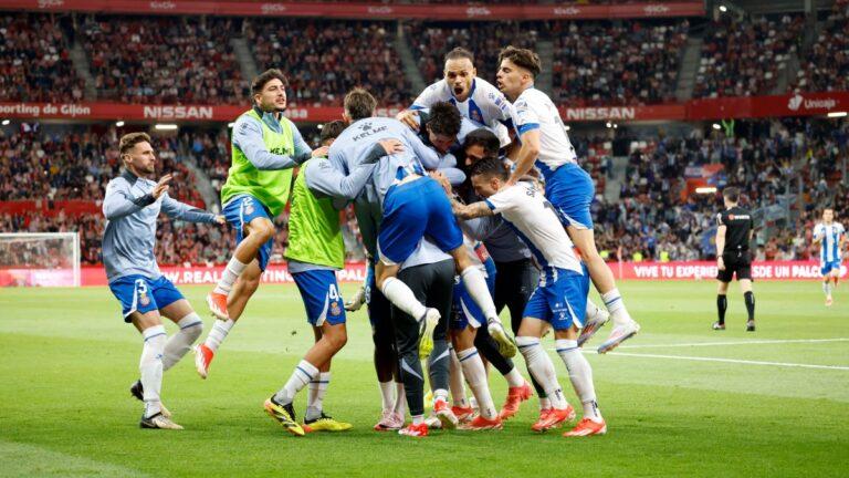 Los jugadores del Espanyol celebran el gol del triunfo ante el Sporting de Gijón