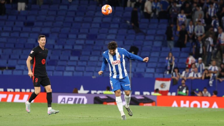 Leandro Cabrera quiere recuperar un balón delante de Lewandoski
